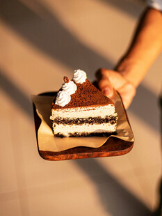 手持美味巧克力蛋糕