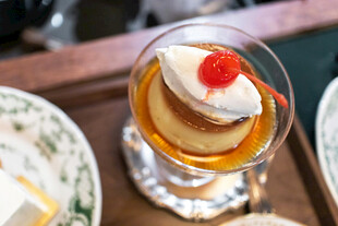 精致分层甜点配樱桃