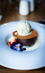 美味巧克力蛋糕配冰淇淋