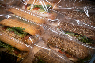 袋装美味三明治与糕点