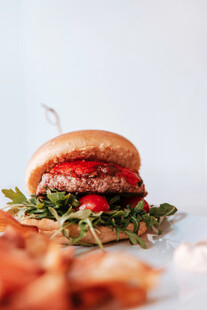 美味多汁的牛肉汉堡