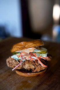 美味多汁的特色汉堡