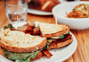 美味三明治与配菜组合