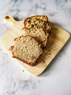 切片香蕉面包置于木砧板上