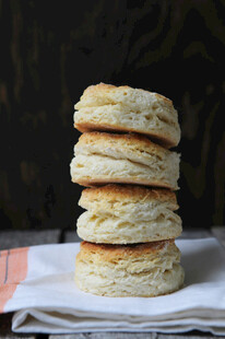 堆叠的美味司康饼