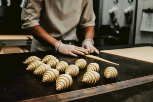 手工制作的精致螺旋面包