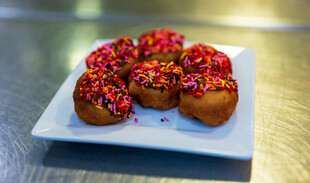 多彩糖霜甜甜圈摆拍