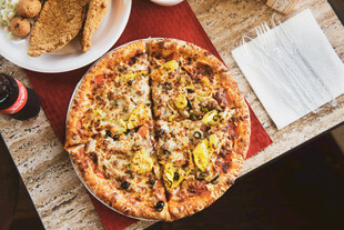 美味披萨搭配面包与饮品