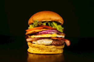 超厚美味多层牛肉汉堡