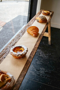 木质长桌上的美味烘焙食品