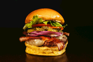 美味多汁的特色大汉堡