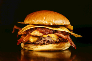 美味多层牛肉芝士汉堡