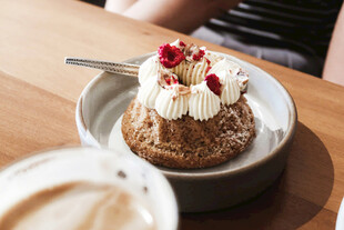 美味精致的甜品搭配咖啡