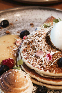 美味浆果坚果装饰的松饼