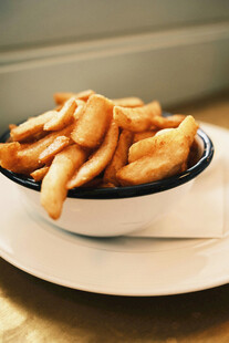 美味金黄薯条盛于碗中