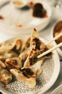 美味煎饺被筷子夹起