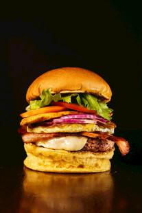 美味多层汉堡特写