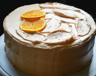 橙片装饰的美味奶油蛋糕