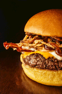 美味培根芝士牛肉汉堡