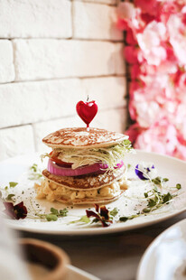 爱心装饰的美味叠层甜点