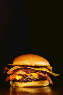 美味多汁的双层牛肉汉堡