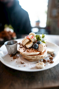 美味水果松饼摆于盘中