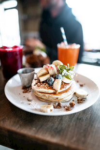 美味松饼配多彩水果