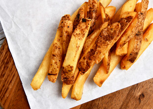 美味烤制薯条摆于纸上