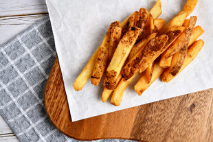 美味肉松薯条摆于木盘上