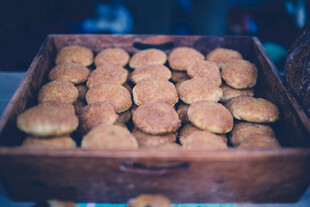 木盒中摆放的美味小饼干