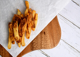 木板上摆放的美味炸薯条