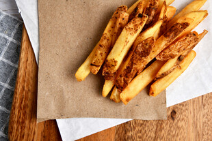 美味炸薯条置于牛皮纸上