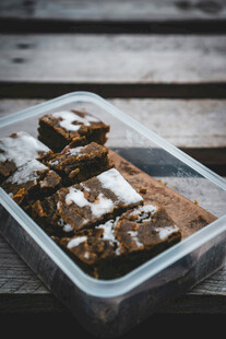 透明盒中美味巧克力布朗尼