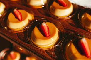 精致草莓点缀小甜点