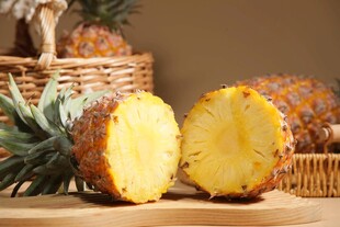 新鲜切开的美味菠萝