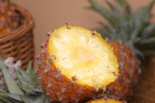 切开的新鲜菠萝