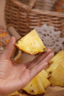 手捧新鲜菠萝切块