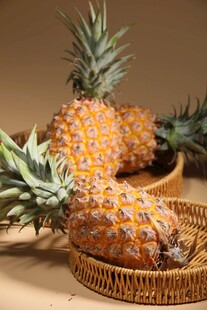 新鲜菠萝摆放在竹篮中