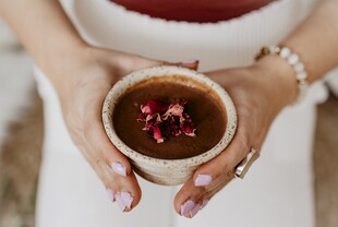 新娘手持精致甜点