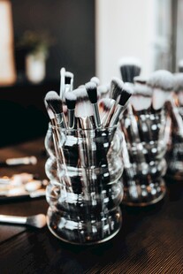 金属笔筒内的多样文具