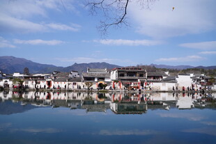 江西宏村的水中倒影