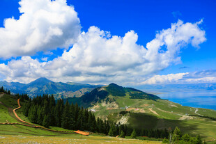 新疆高山草原蓝天白云