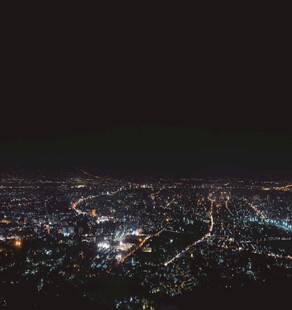 城市璀璨夜景俯瞰图