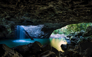 洞穴中的绝美瀑布景观