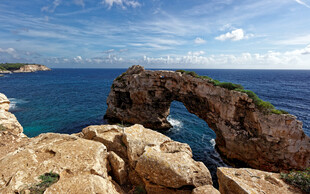 海边天然拱形岩石景观