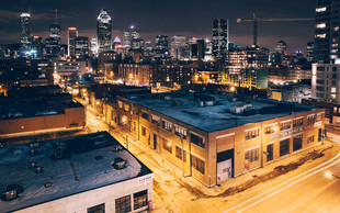 城市夜景中的灯火建筑