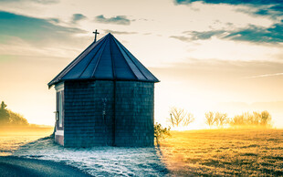 日出下的孤独小屋