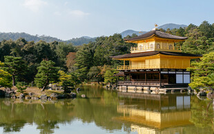 日本金阁寺湖畔美景