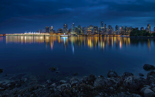 夜幕下城市的湖岸美景