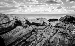 黑白海岸岩石景观